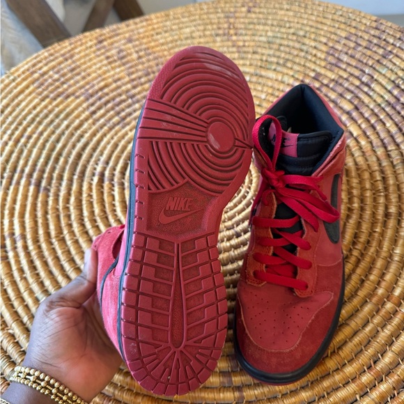 Nike men’s 9 red lace up sneakers - Picture 3 of 5